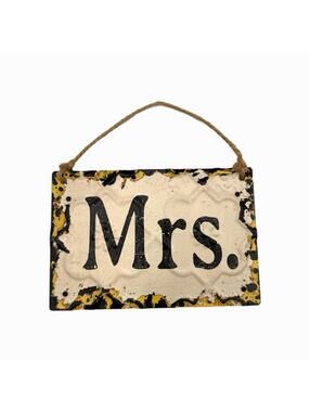 Creative Co-Op Metal Mrs. Sign – Hanging Décor